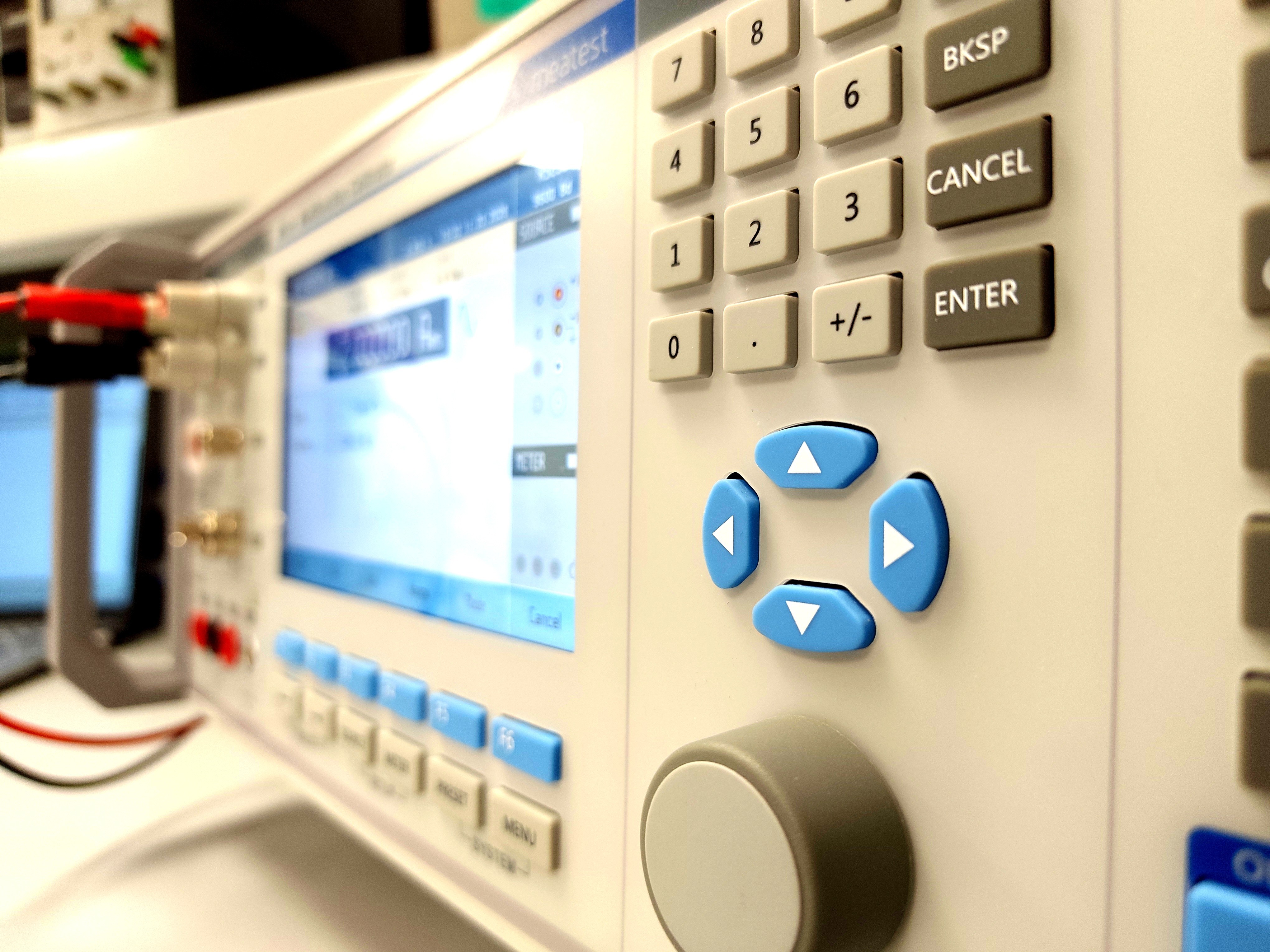 Calibrateur étalon — domaine électrique courant continu et basse fréquence